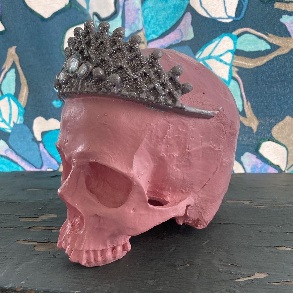 Halloween decorative Skull Sculpture Silver sparkle Crown bubblegum pink goth - Picture 6 of 16